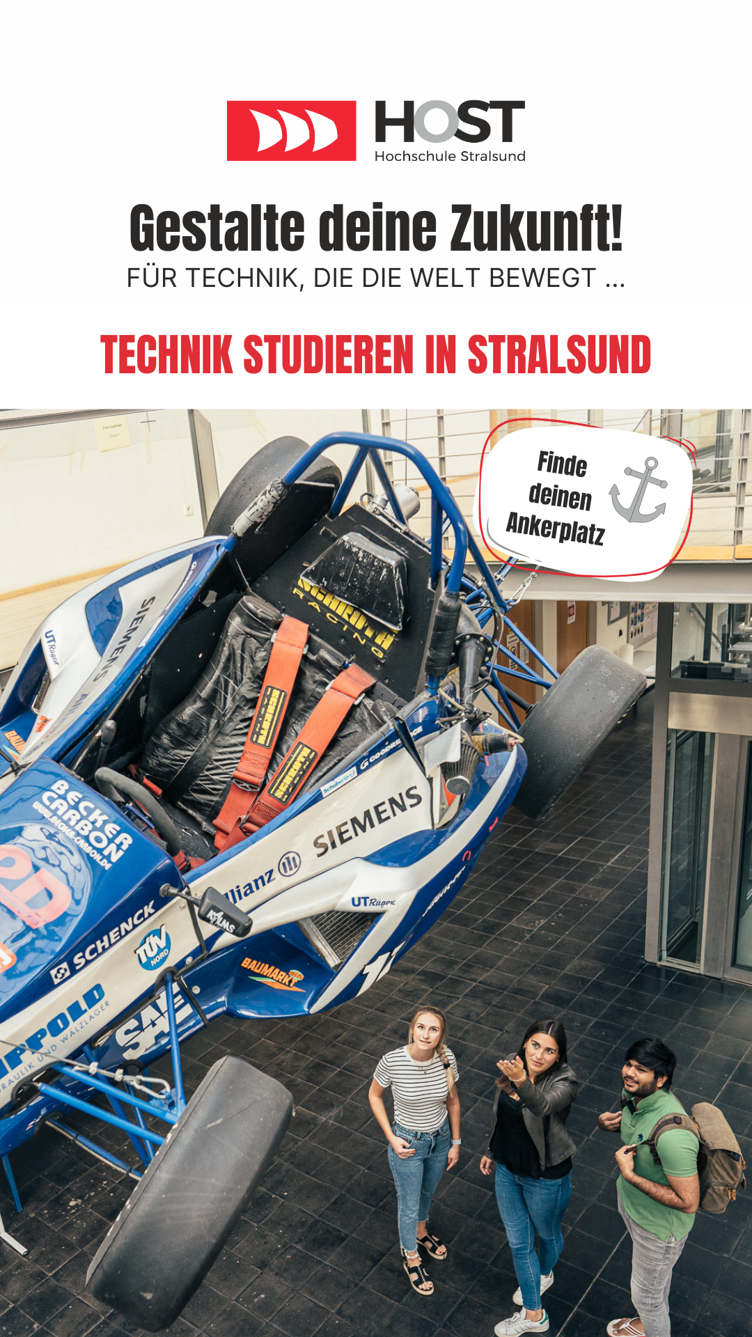 Anzeige: Eine Studentengruppe stehen im Foyer der Fakultät Maschinenbau und reden über das Racing Auto, welches über Ihnen an der Decke hängt.