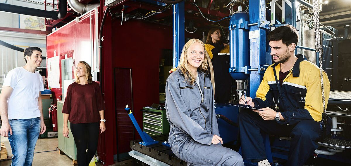 Studentinnen und Studenten beim praktischen Studium im Labor