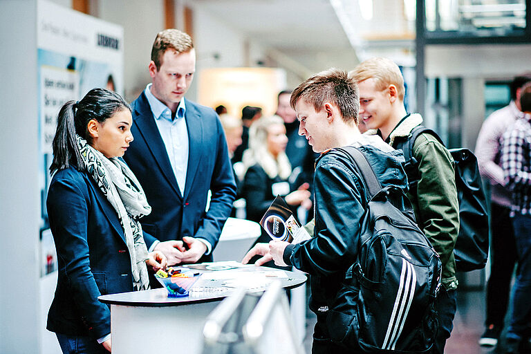 Student lässt sich beraten