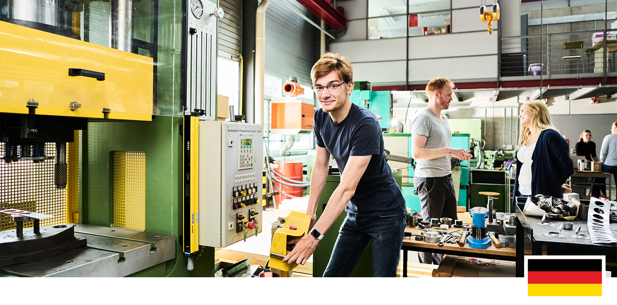 Headerfoto: Studierende im Labor an elektrischen Geräten