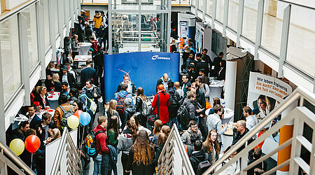 House-Messe auf dem Campus mit vielen Ausstellern und Studieninteressierte