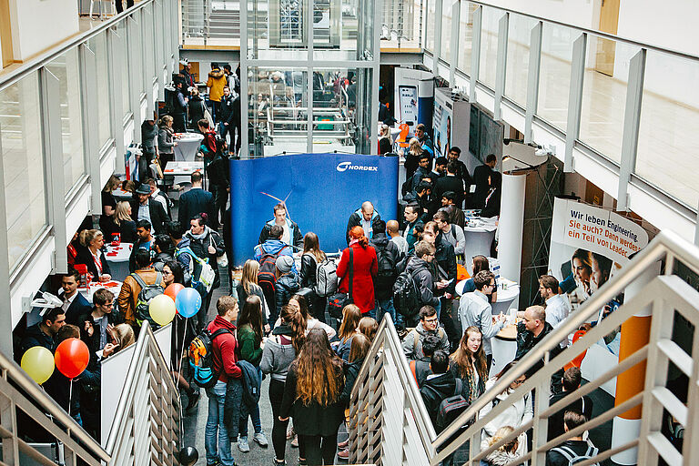 House-Messe auf dem Campus mit vielen Ausstellern und Studieninteressierte