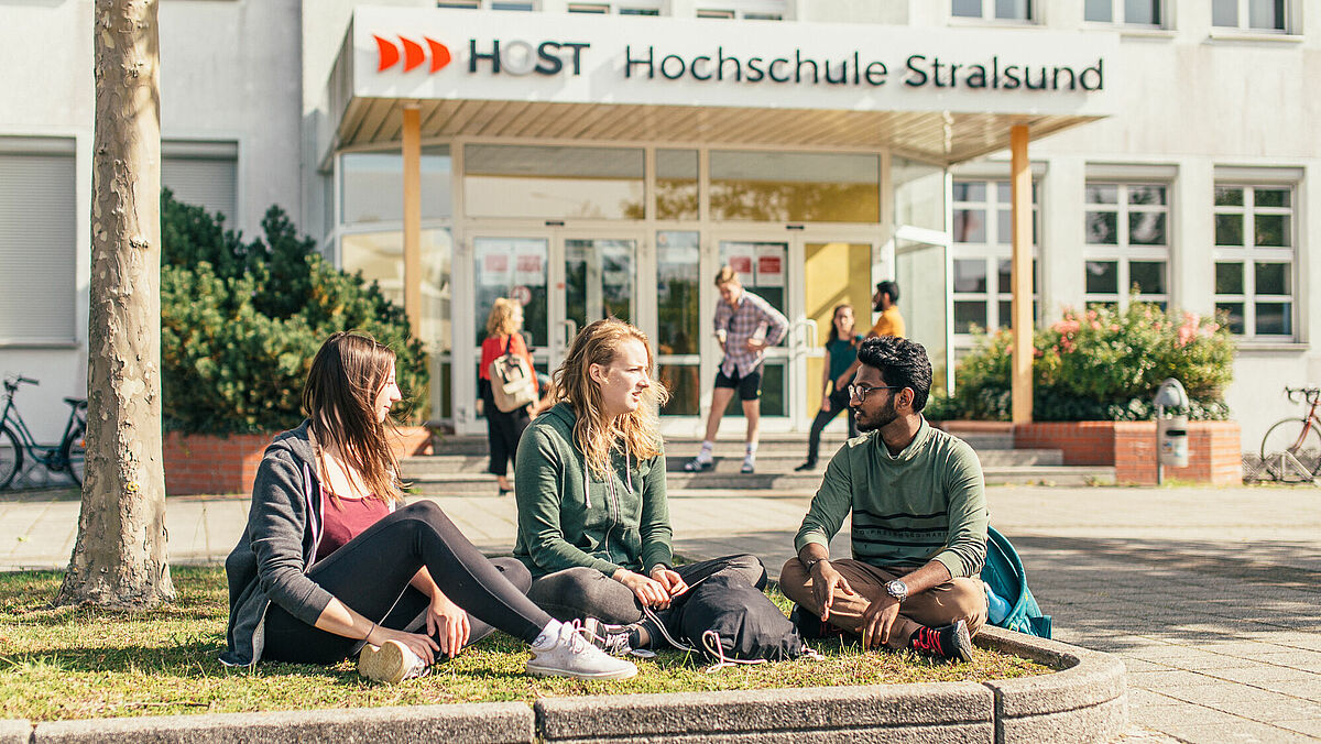 Studenten vor dem Haupteingang der HOST