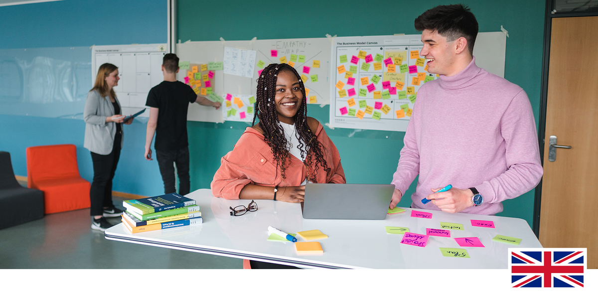 Headerfoto: Studierende in einer klassischen Lernsituation im neuen Innovation Lab der Fakultät für Wirtschaft