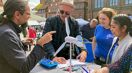 Informationsgespräch am Stand auf dem Alten Markt am Tag der Erneuerbaren Energien