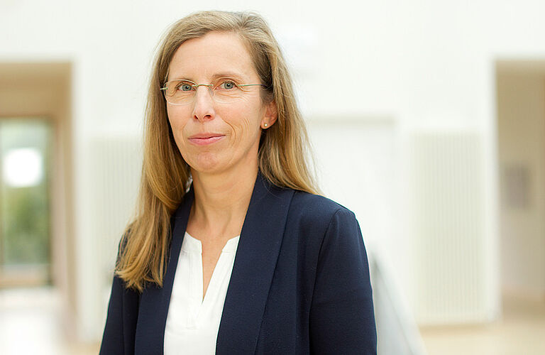 Portrait of Silke Krumrey in a dark blue Blaiser.