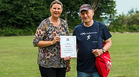 Übergabe der Urkunde von der Rektorin an Herrn Prof. Schikorr