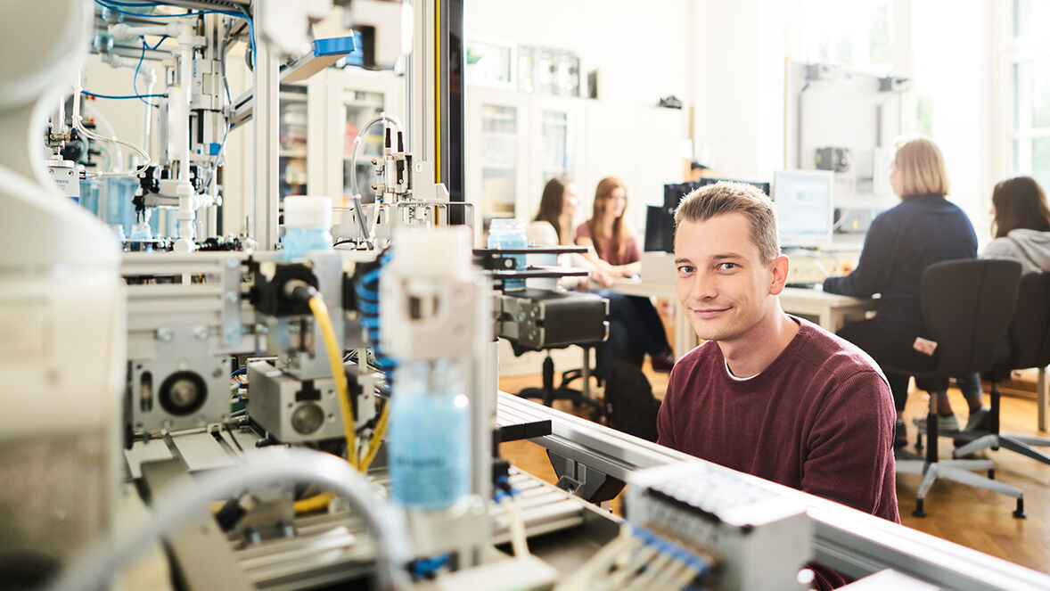 Studierende im Technik-Labor