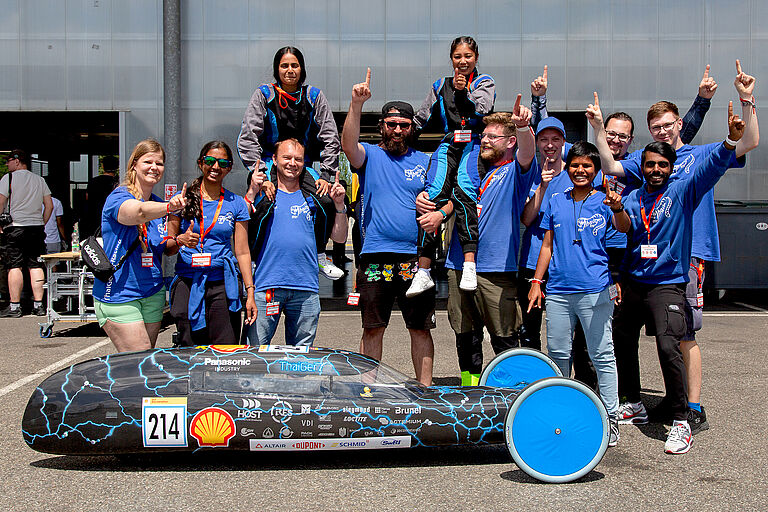 Teamfoto mit dem neuen Rennwagen