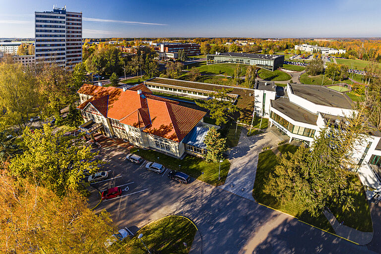 Luftaufnahme mit Fokus auf ein vermeintliches Haupthaus auf einem Hochschulcampus