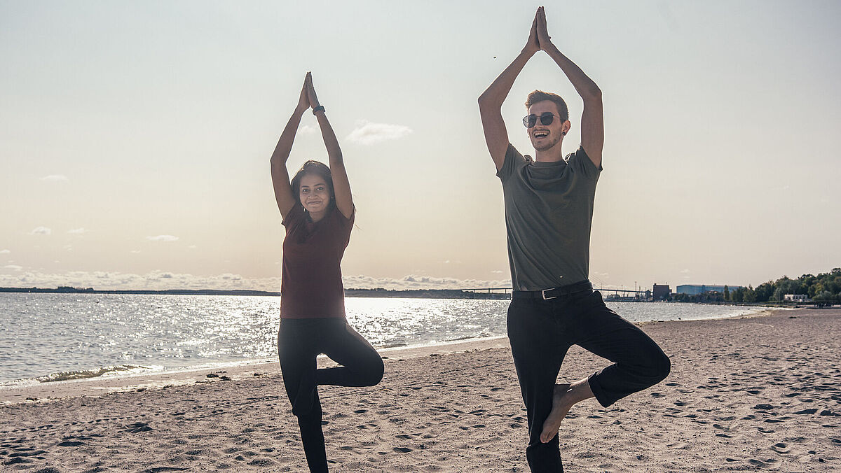 Studenten machen Sport am Strand, um zu entspannen.