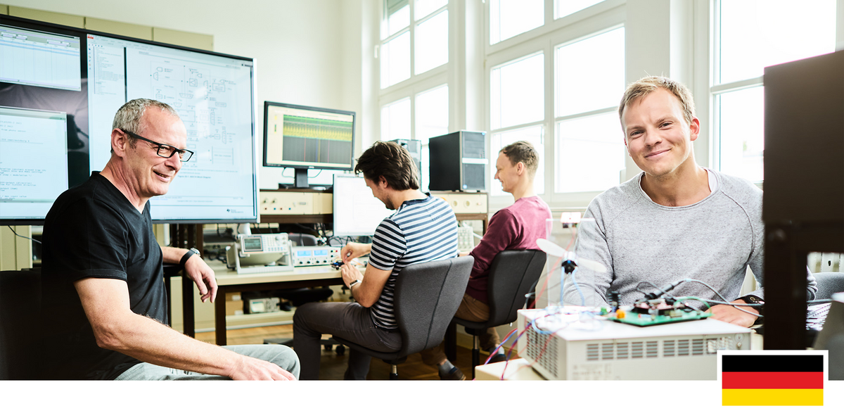 Headerfoto: Studierende und ein Professor einem Labor in der Fakultät für Elektrotechnik und Informatik vor Computern