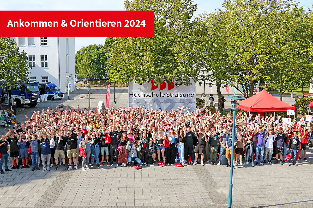 Unsere Ersti´s im September 2023 stehen vor dem Jahresschild für ein Gruppenfoto