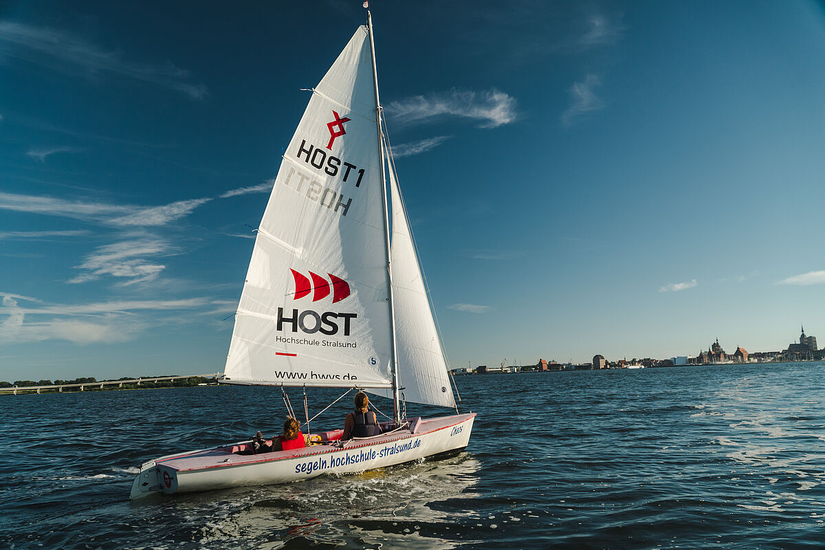 Das hochschuleigne Segelboot in action auf dem Sund