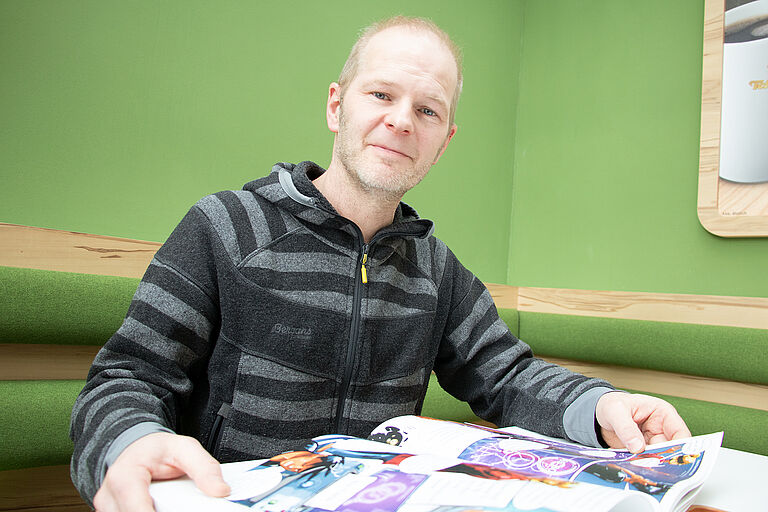 Prof. Szepannek beim Comic lesen in der Cafeteria