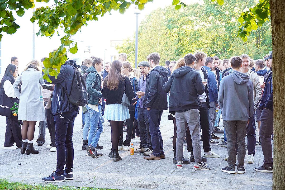 Studierende auf dem Begegnungsmarkt auf dem Mensa-Vorplatz