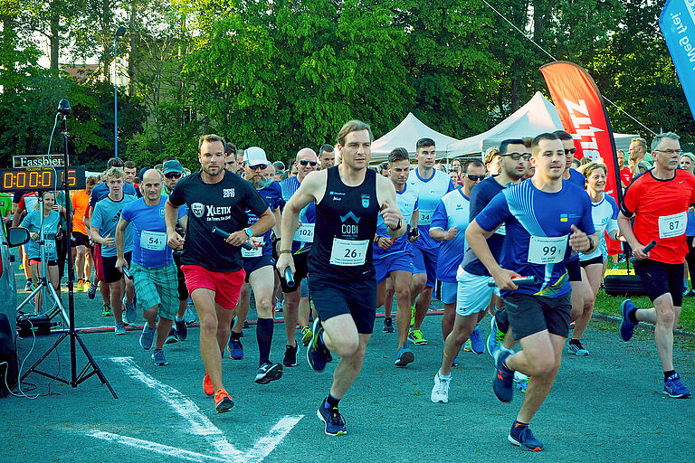 Läufer starten zum Firmenstaffellauf