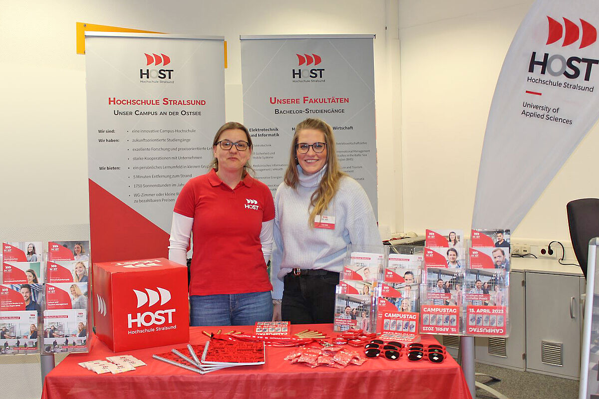 Messestand der Hochschule mit Lisa und Liane als Beraterin.