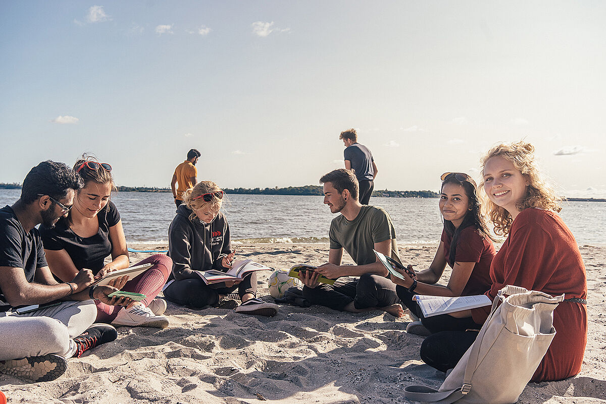 Student*innen der HOST lernen am Sund.