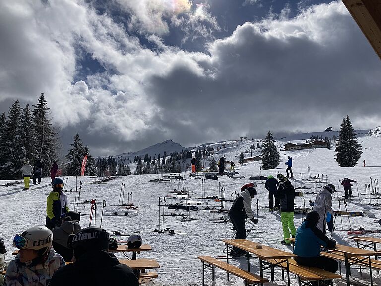 Blick auf eine Ski-Piste mit Lift