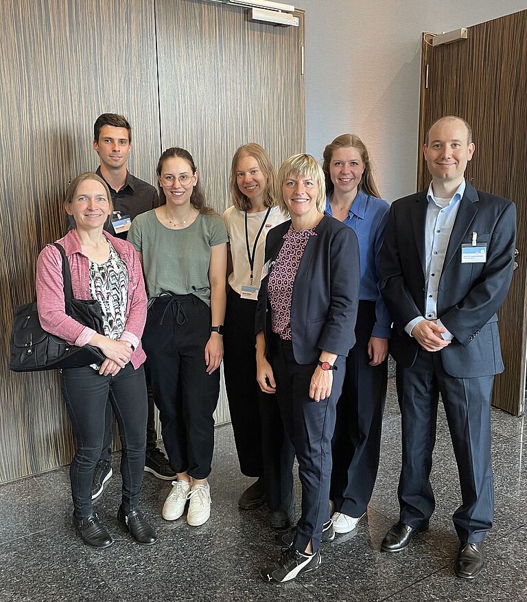 Ein Gruppenfoto von Studierenden und Dozierenden