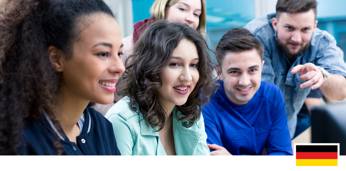 Headerfoto: Studierende schauen gemeinsam auf ein Bildschirm und tauschen sich aus