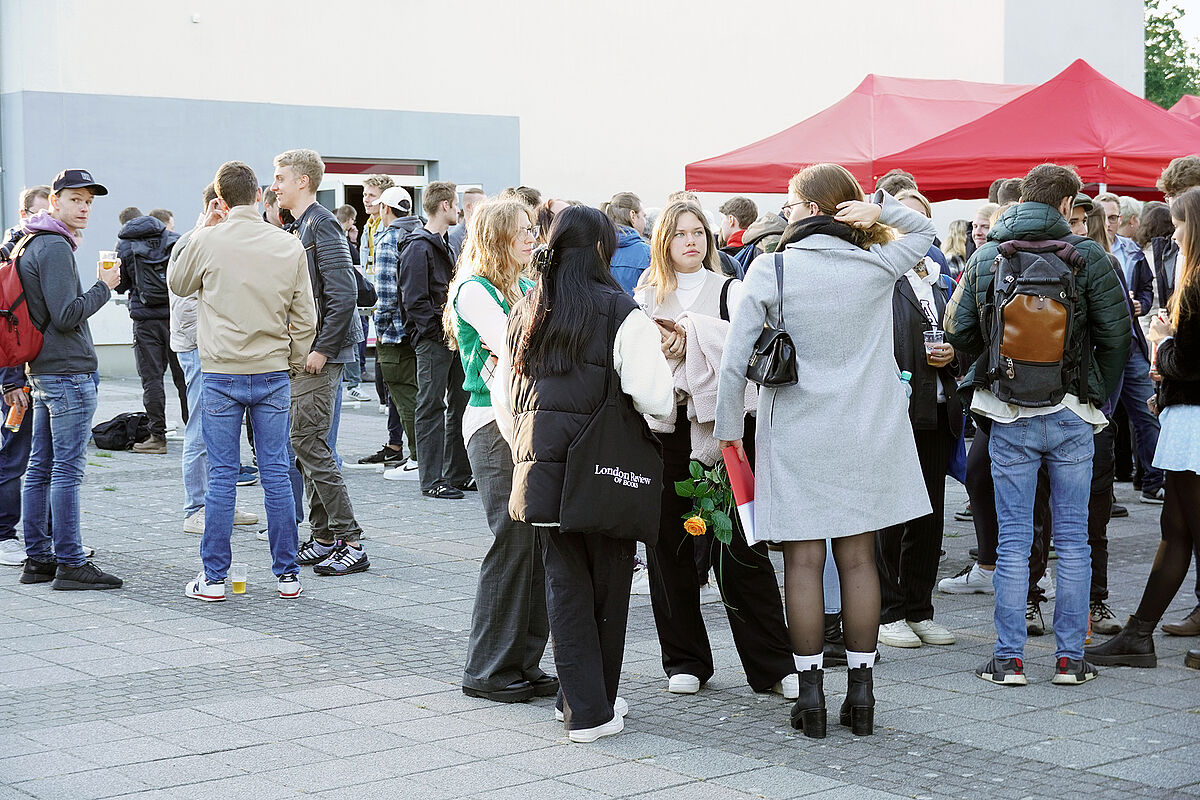 Studierende auf dem Begegnungsmarkt auf dem Mensa-Vorplatz