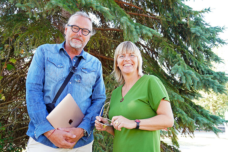 Prof. Klage und Studiengangs Koordinatorin Steffi Schnierer auf dem Campus