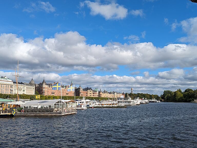 eine Städtekulisse vom Hafen aus betrachtet