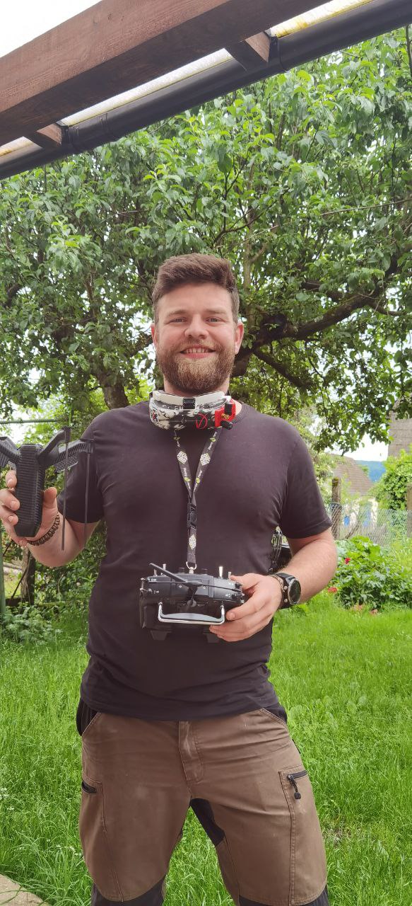 ein Mann mit einer Drohne in der Hand